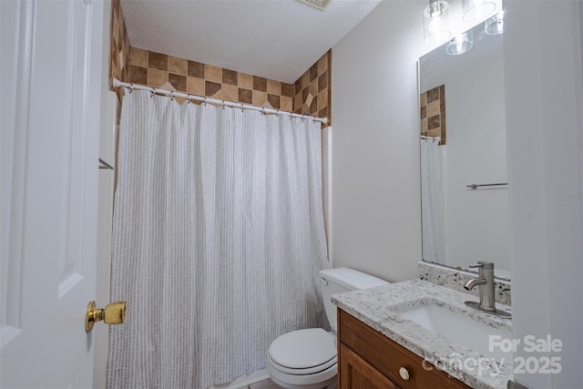 full bath featuring a shower with shower curtain, toilet, and vanity