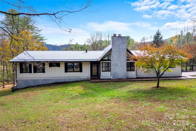 view of front of house with a front yard