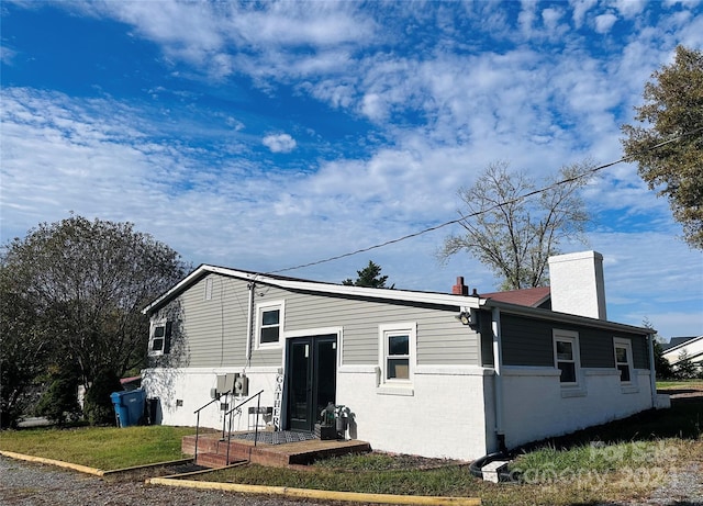 view of front of home featuring a front lawn