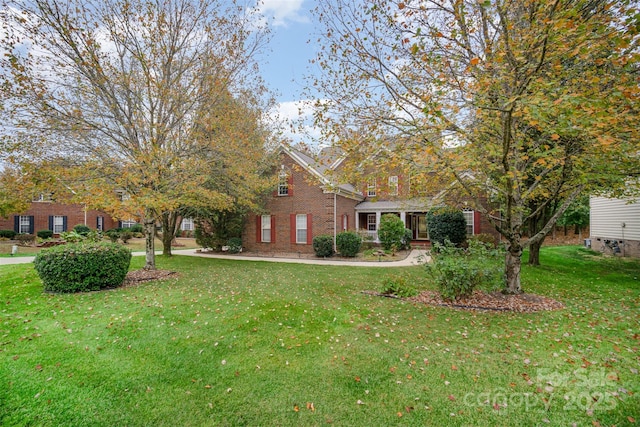 view of front of house featuring a front lawn