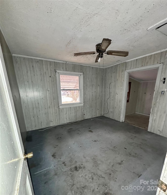 unfurnished room with concrete floors and ceiling fan