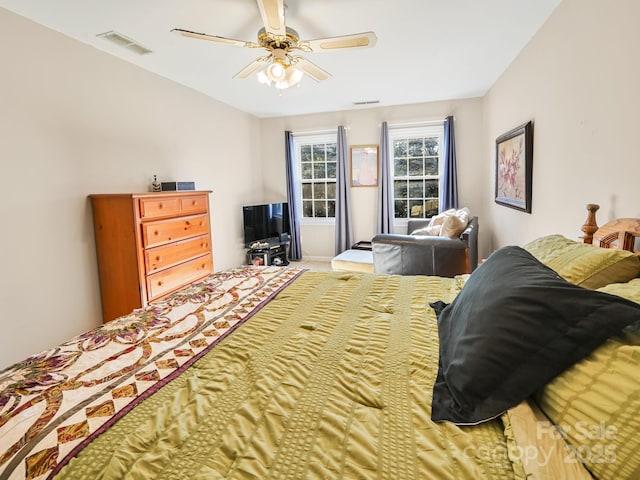 bedroom with ceiling fan