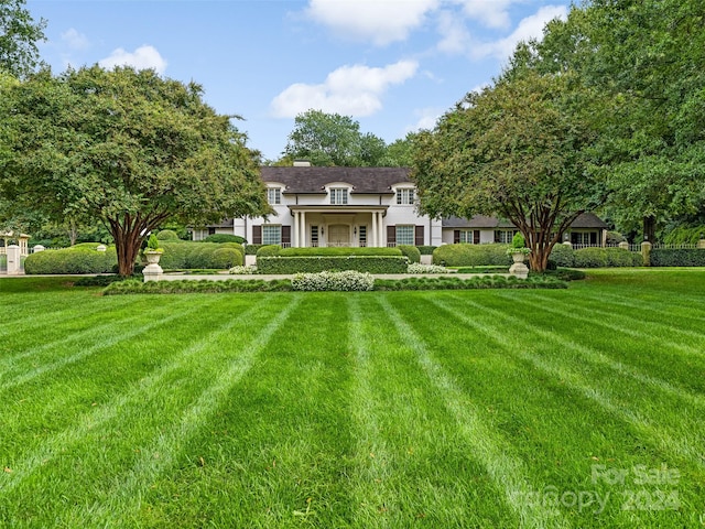 view of front facade featuring a front lawn