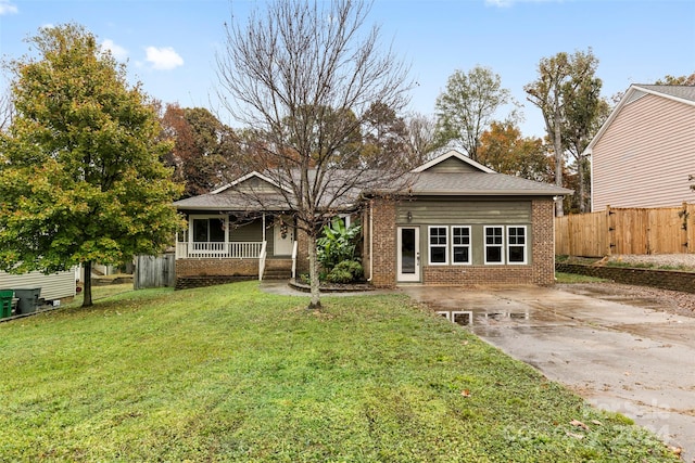 view of front of property featuring a front yard and covered porch