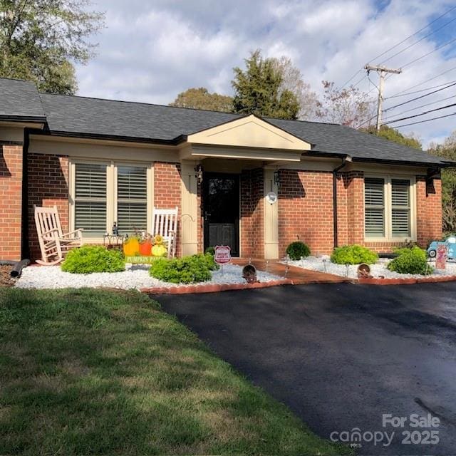 view of front of property with a front lawn