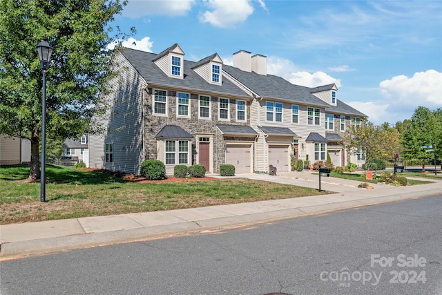 view of front of house featuring a garage and a front yard