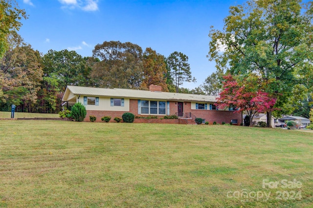 single story home with a front lawn