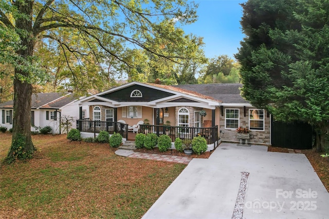 view of front of property featuring a porch and a front yard