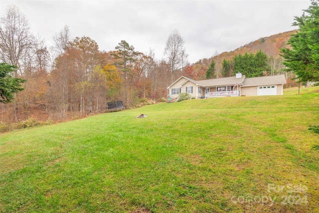 view of yard featuring a mountain view