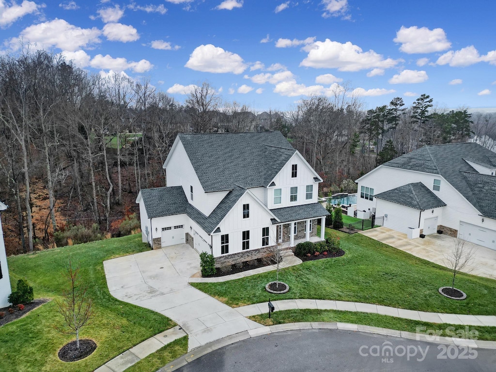 view of front of house featuring a garage and a front yard