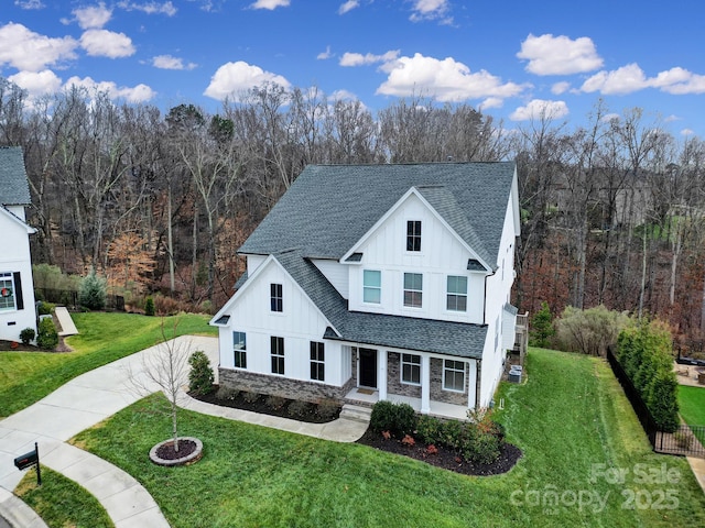 view of front of house featuring a front yard