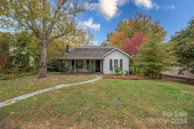 view of front of property featuring a front yard and covered porch