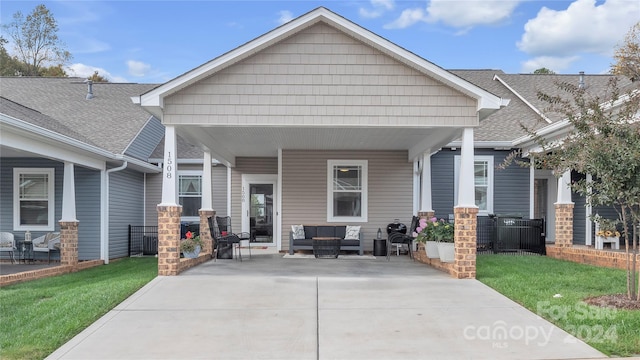 view of front of house with a front lawn