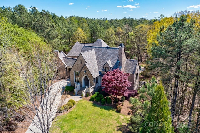 view of front of property featuring a front lawn