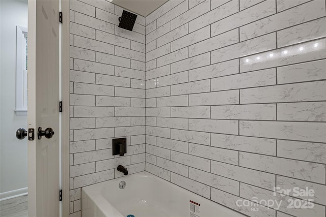 bathroom featuring tiled shower / bath combo