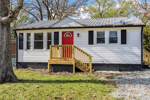 view of front of property featuring a front yard