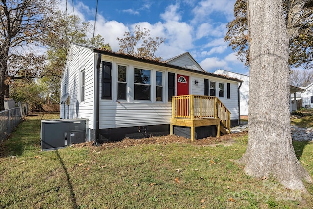 view of front of house with a front yard