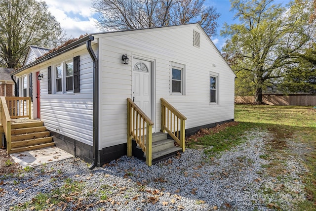 view of front of property with a front lawn