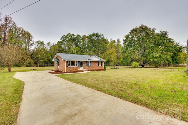 single story home with a front yard