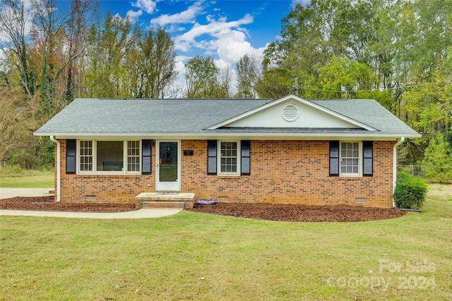 single story home with a front lawn