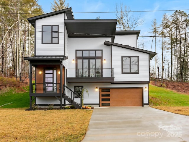 contemporary house featuring a garage and a front lawn