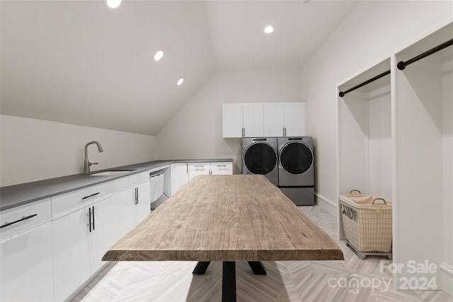 laundry room featuring sink, cabinets, and independent washer and dryer