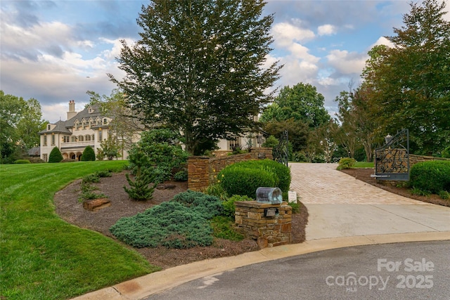 view of home's community featuring a lawn