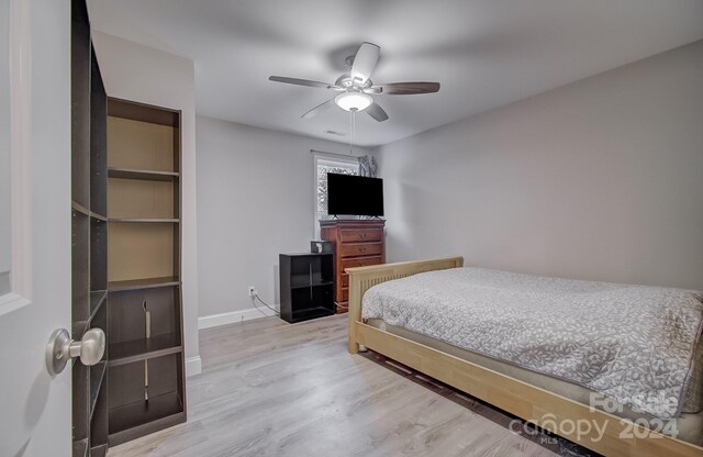 bedroom featuring light hardwood / wood-style floors and ceiling fan