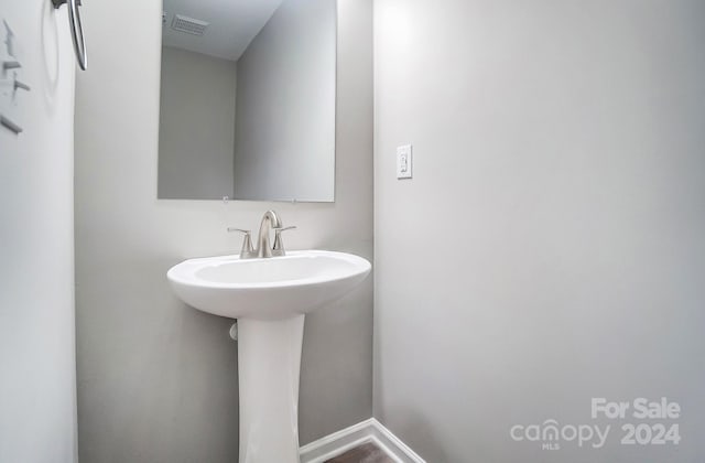 bathroom featuring sink