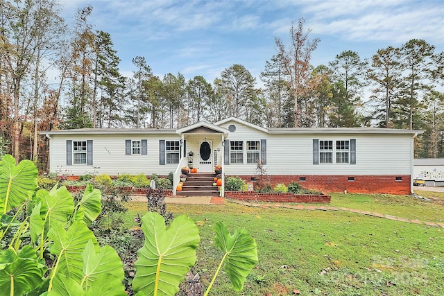 manufactured / mobile home with a front yard