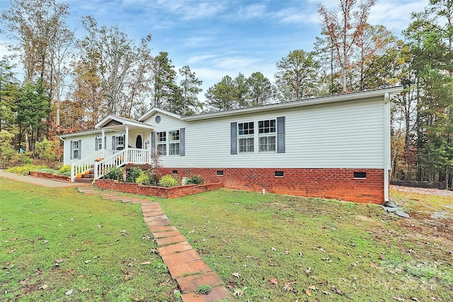 manufactured / mobile home featuring a front yard