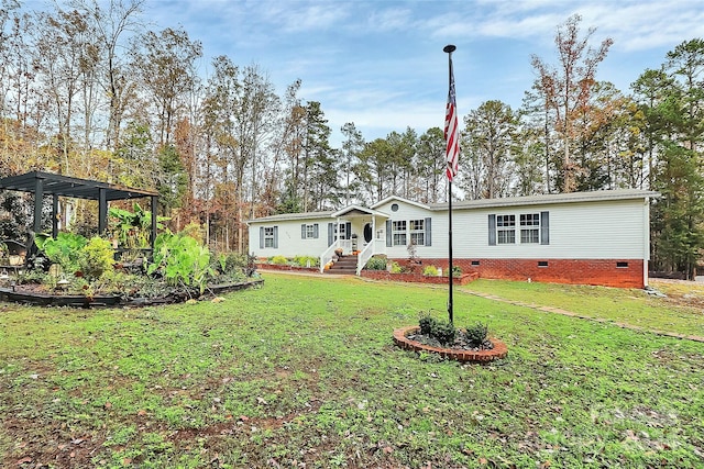 manufactured / mobile home with a front yard