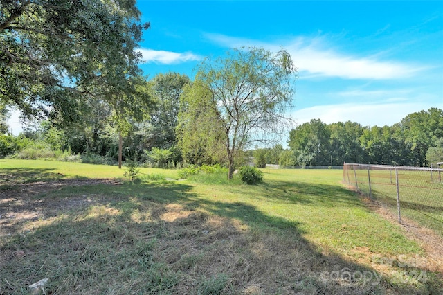 view of yard featuring a rural view