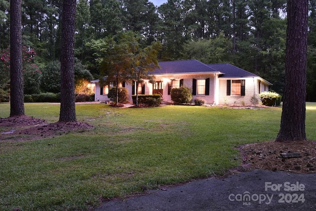 view of front of property featuring a front lawn