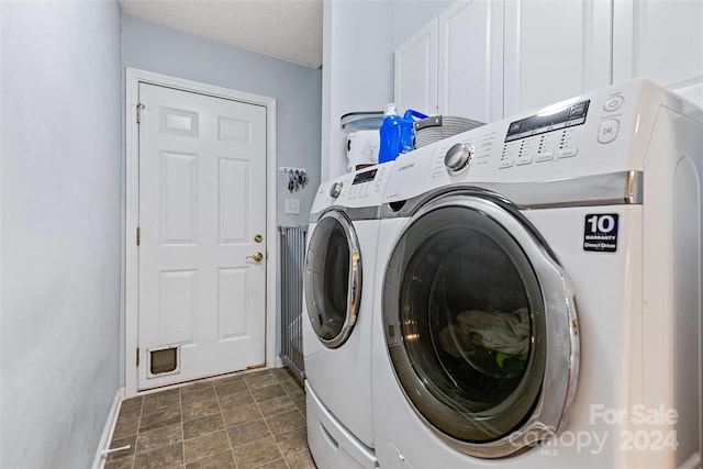 laundry room featuring a textured ceiling and independent washer and dryer