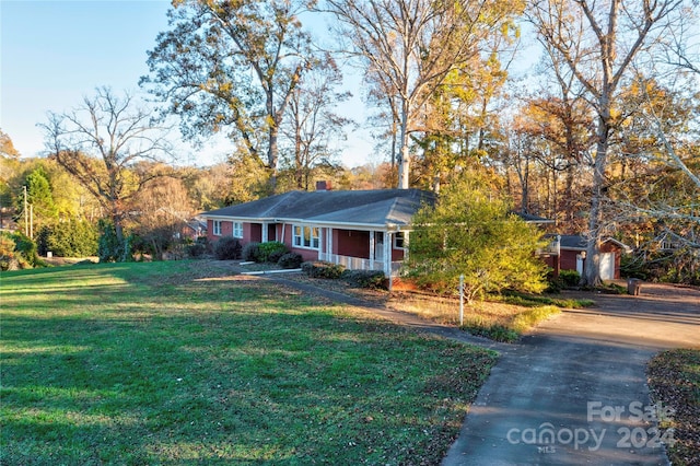 ranch-style home with a front lawn and a porch