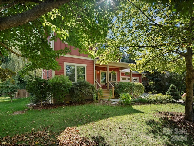 view of front facade featuring a front yard