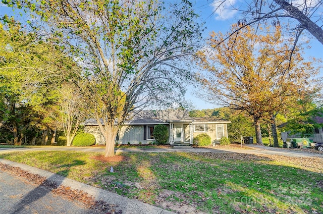 view of front of property featuring a front lawn