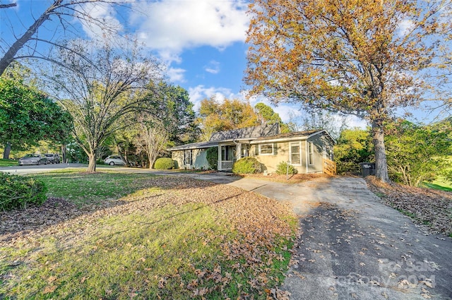 ranch-style home with a front lawn