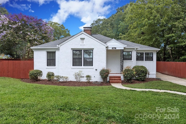 view of front of property with a front yard