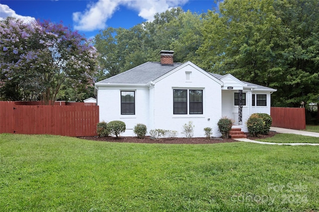 view of front of house featuring a front yard