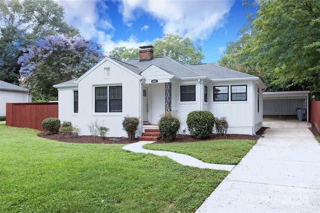 view of front of home featuring a front lawn and a carport