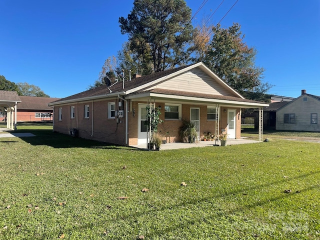 view of front facade with covered porch and a front lawn