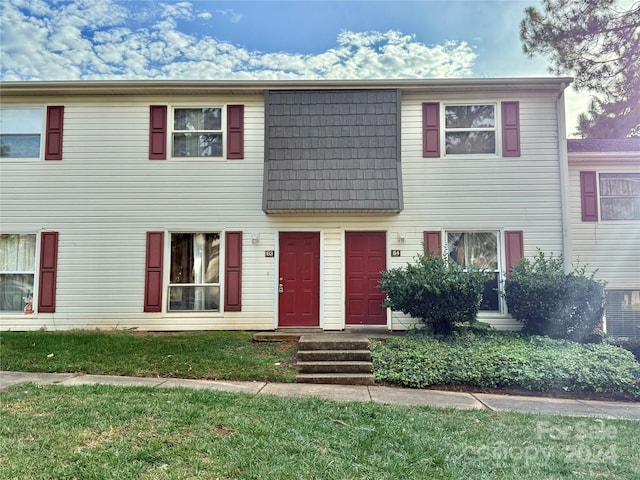 view of front facade with a front yard