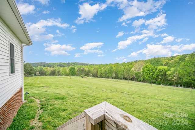 view of yard featuring a rural view