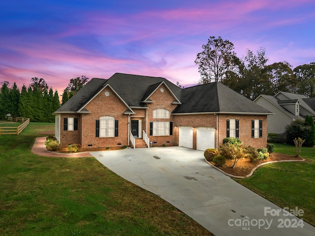 view of front of property featuring a lawn