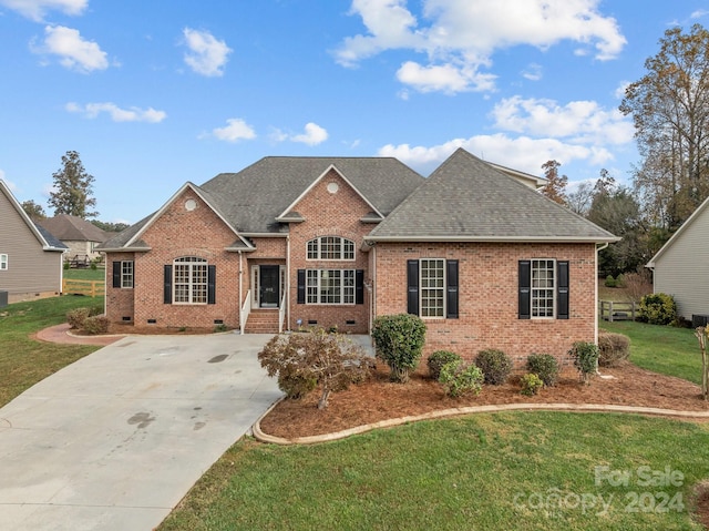 view of front of house featuring a front yard