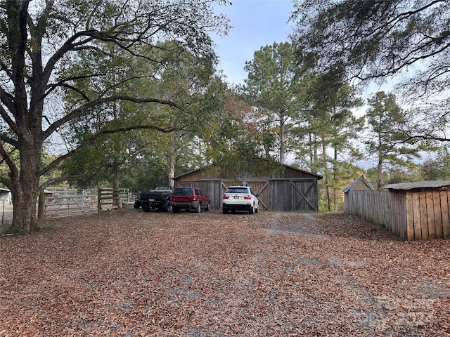 view of yard featuring an outdoor structure