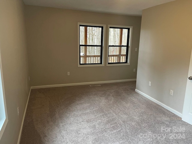 unfurnished room featuring carpet floors