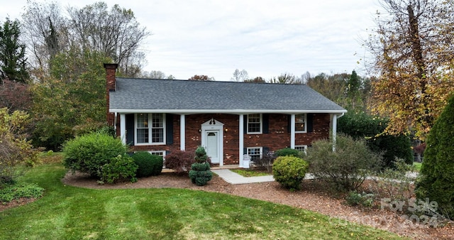 split foyer home featuring a front lawn